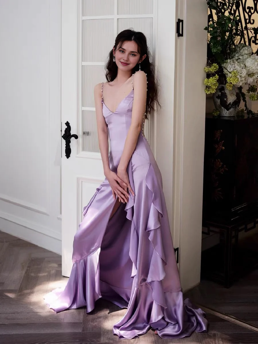 Robe de soirée longue en satin violet à volants pour femme, coupe trapèze, avec fente, disponible en magasin.